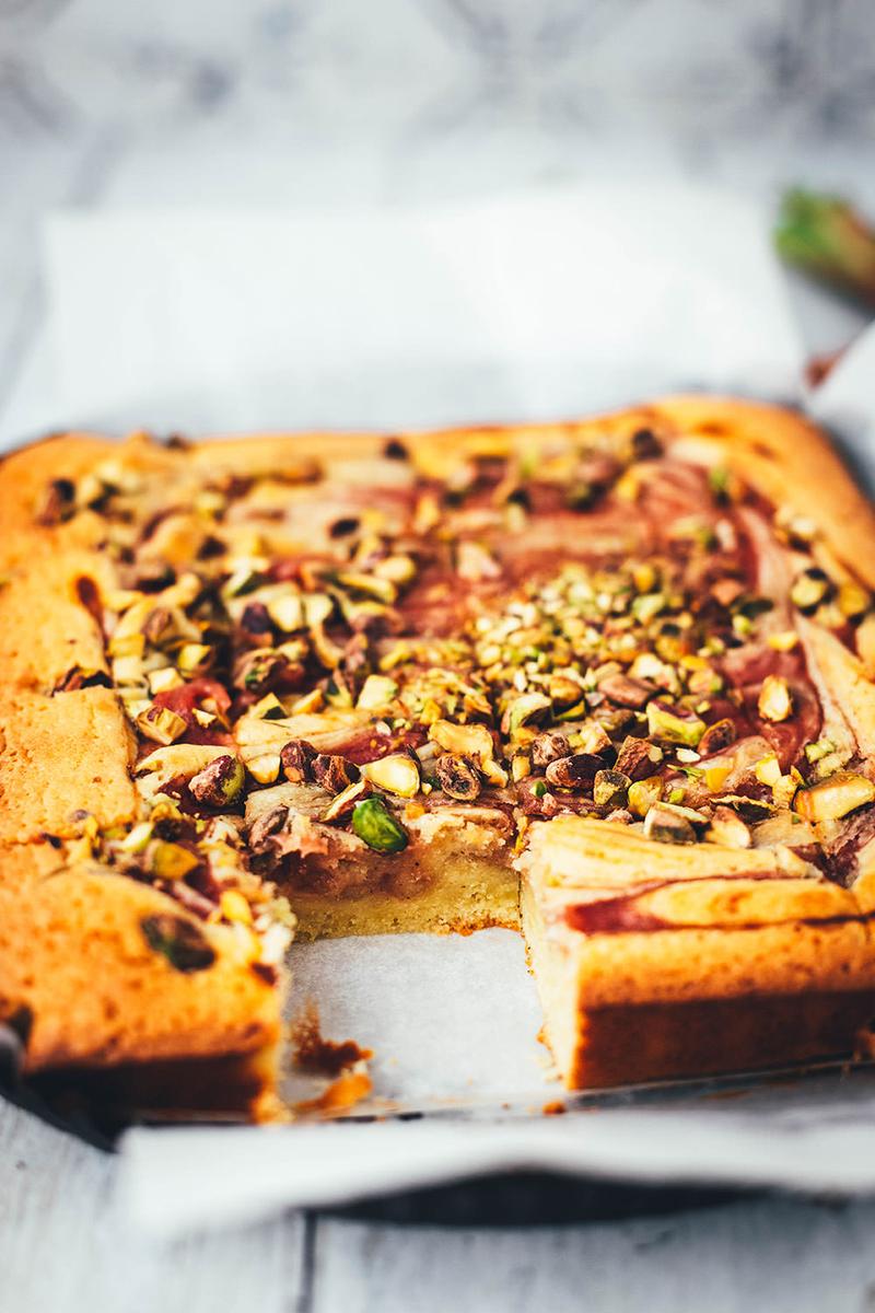 Rezeptbild: Rhabarber-Blondies mit weißer Schokolade und Pistazien