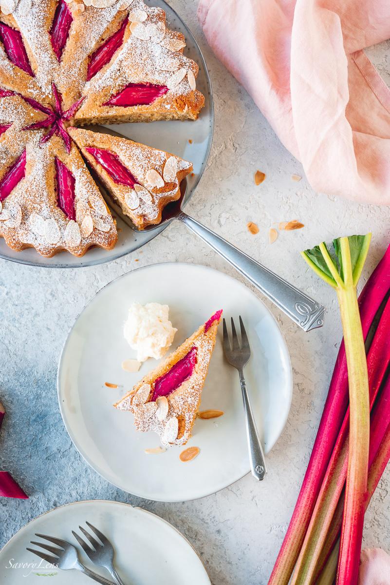Rezeptbild: Saftiger Rhabarber-Mandel-Kuchen