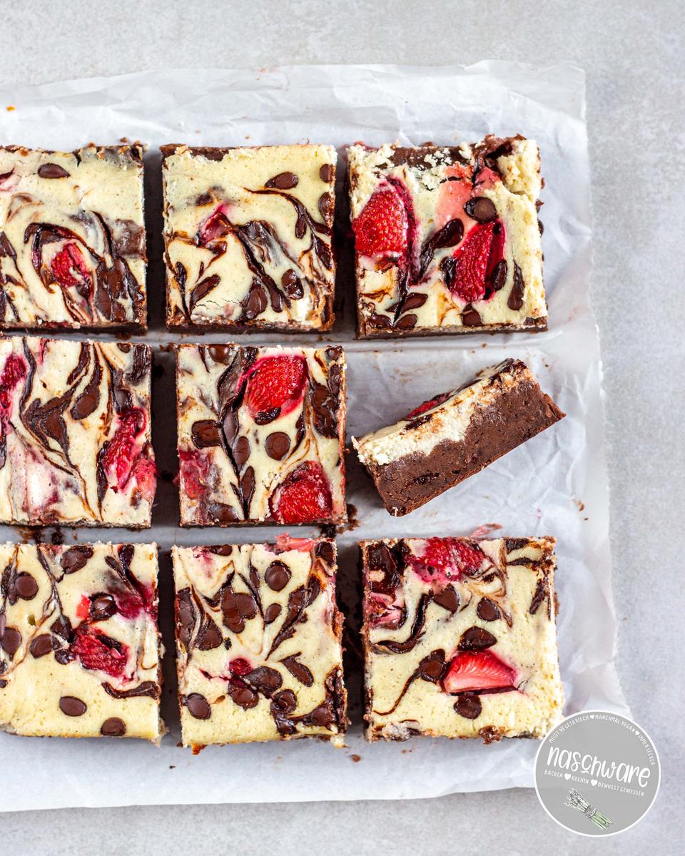 Rezeptbild: Käsekuchenbrownies mit Erdbeeren und Schokoswirl