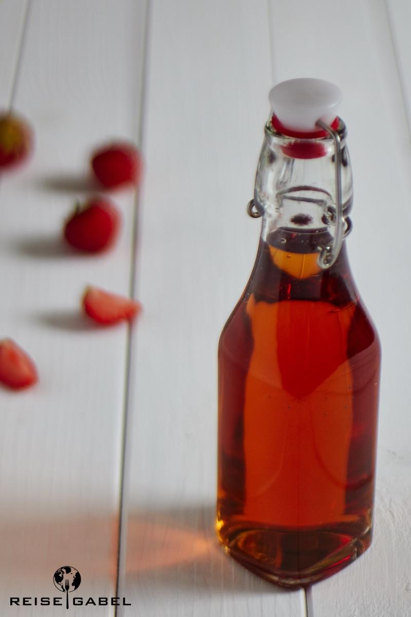 Rezeptbild: Erdbeer-Rhabarber-Wodka selbstgemacht