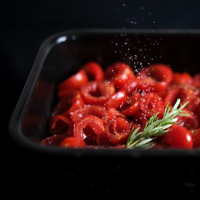 Rezeptbild: Ofengetrocknete Tomaten mit Knoblauchöl und Rosmarin