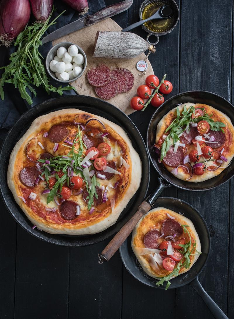 Rezeptbild: salami pan pizza mit rucola, roten zwiebeln, pecorino und einem tollen kaltgegangenen overnight pizzateig