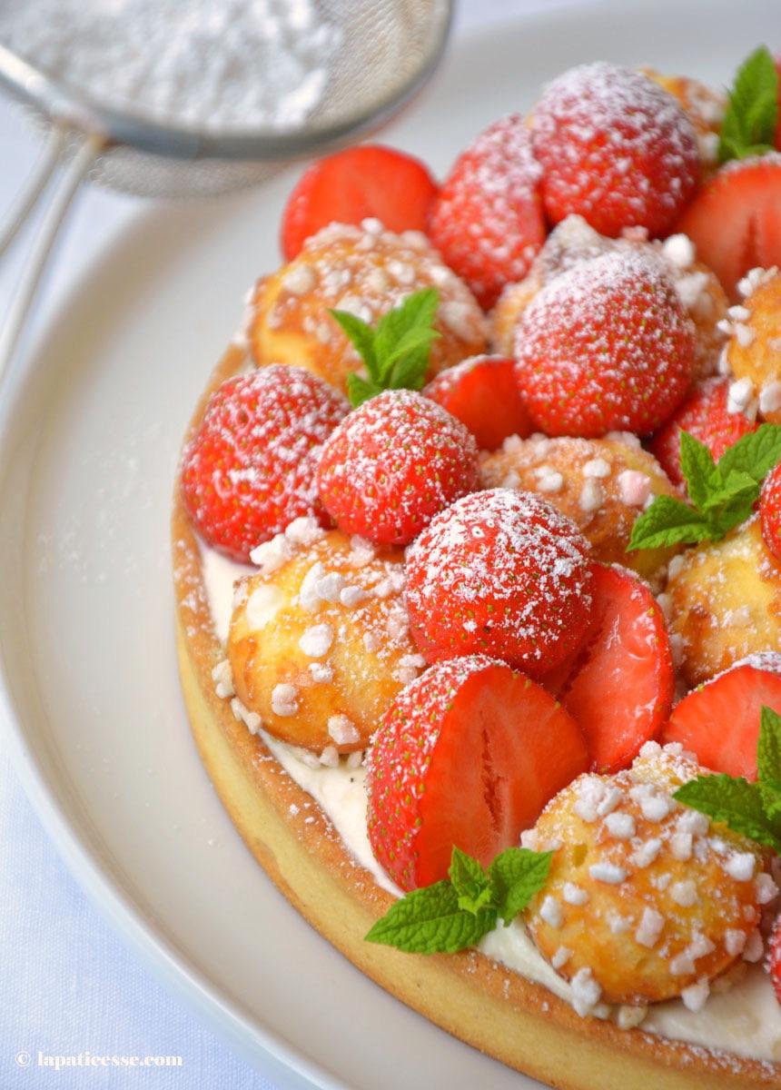 Rezeptbild: Tarte chouquettes aux fraises / Erdbeertarte mit Windbeutelchen