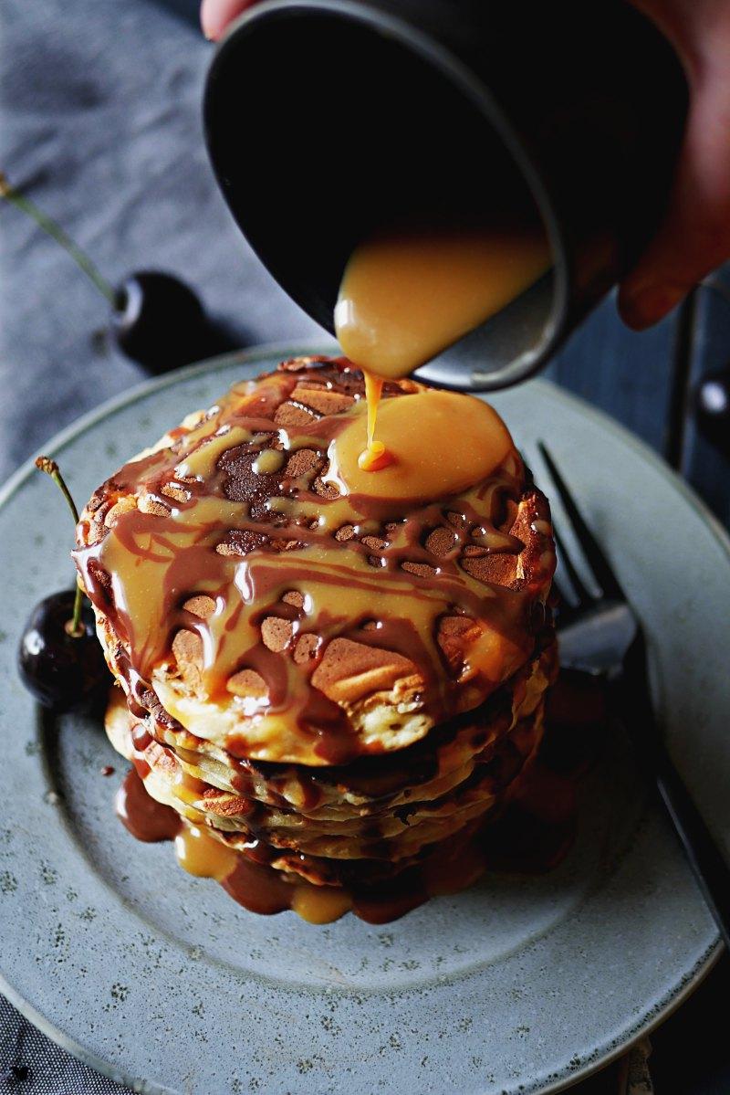 Rezeptbild: Kirschpancakes mit Karamell und Kaffee-Schokosoße