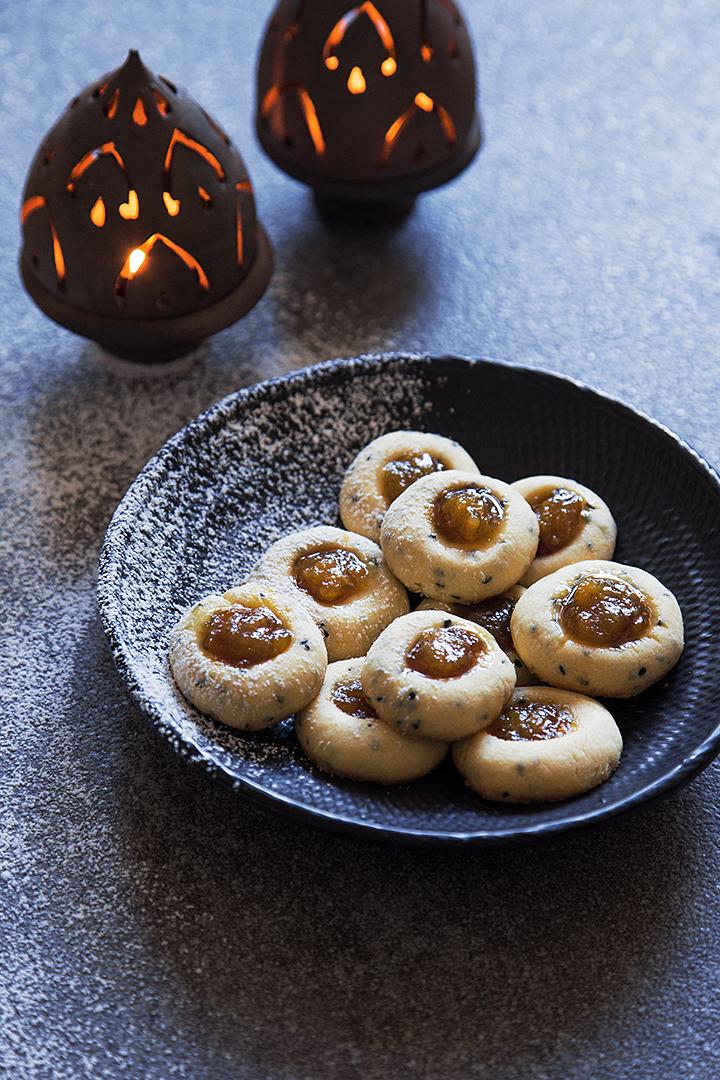 Rezeptbild: Sesamplätzchen mit Mango-Konfitüre