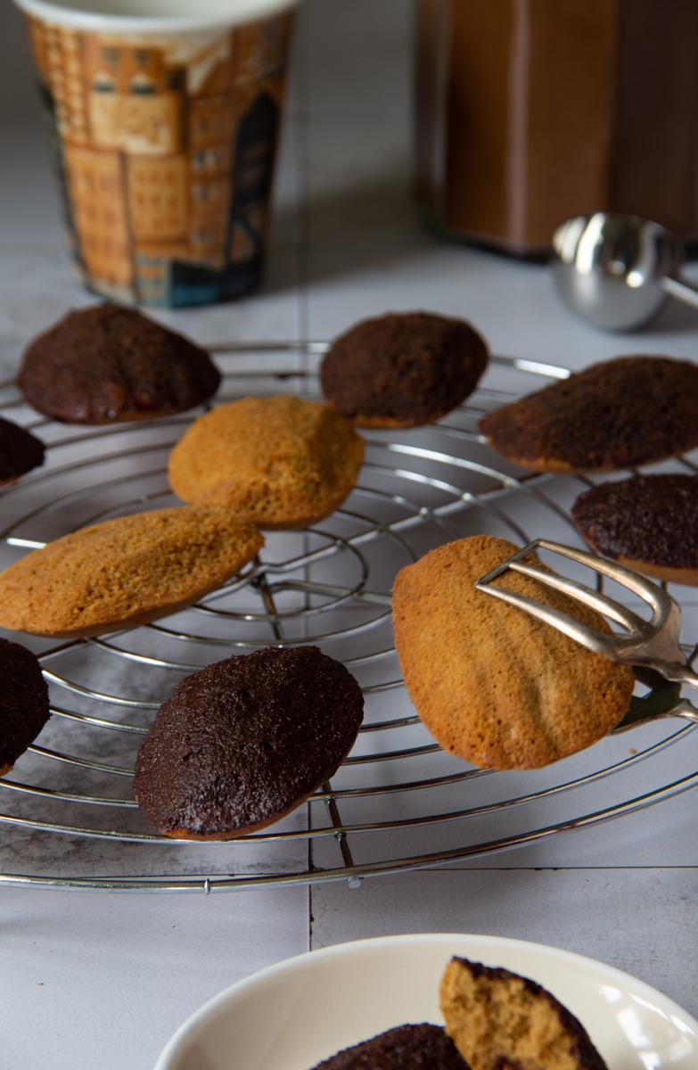 Rezeptbild: Madeleines mit Getreidekaffee und Nugatkern