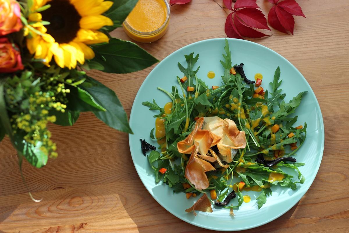 Rezeptbild: Knusprige Pilz-Säckchen mit Rucola und Kürbis-Dressing