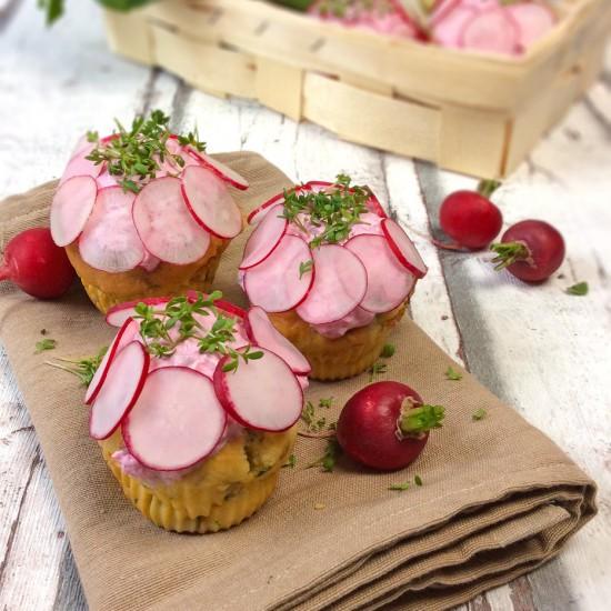 Rezeptbild: Bärlauchmuffins mit Frischkäse und Radieschencreme