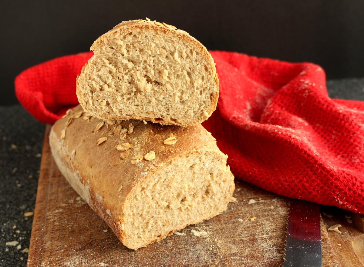 Rezeptbild: Vollkorn Brot mit Haferflocken in der Form gebacken