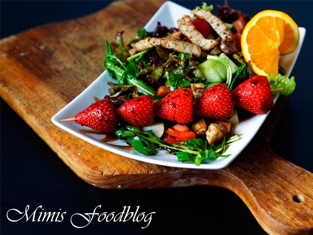 Rezeptbild: Salat mit Erdbeer-Balsamico-Spieß