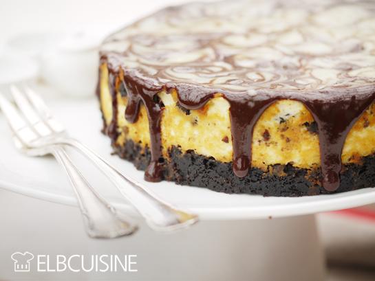 Rezeptbild: Crunchig-cremige Oreo-Cheesecake-Torte – außen marmoriert und innen gestreift