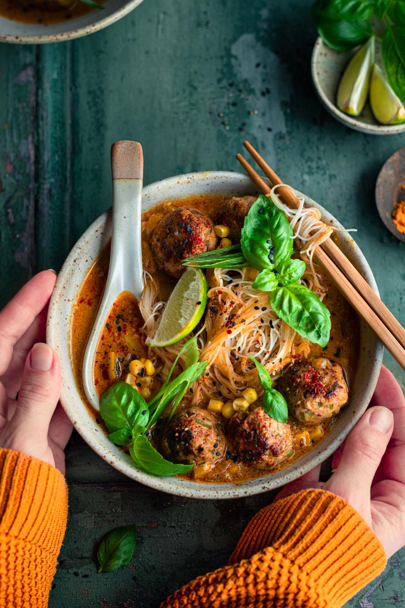 Rezeptbild: Einfaches Curry mit Kokosmilch, Reisnudeln & Hähnchen