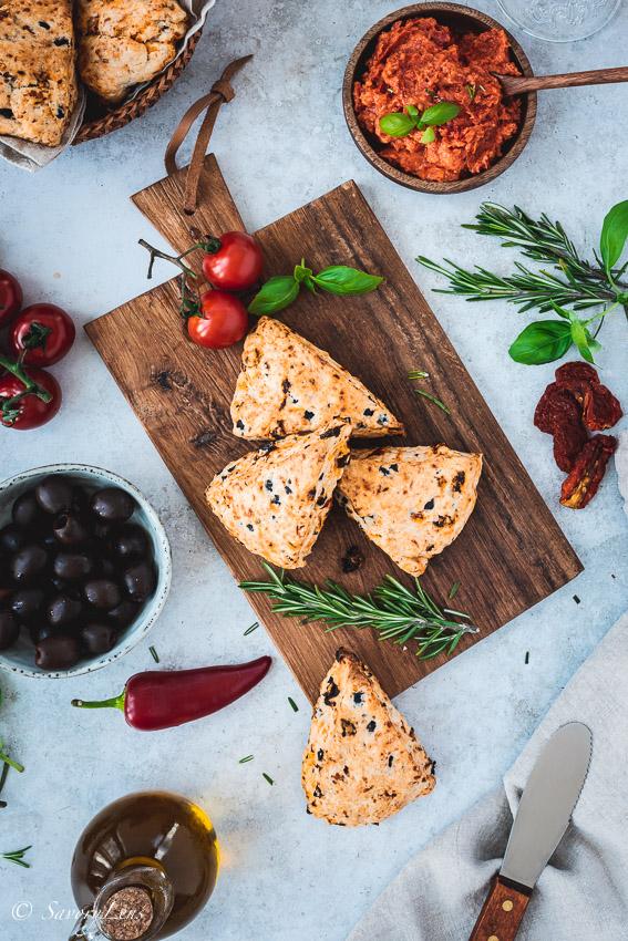 Rezeptbild: Mediterrane Scones mit pikantem Tomatenaufstrich