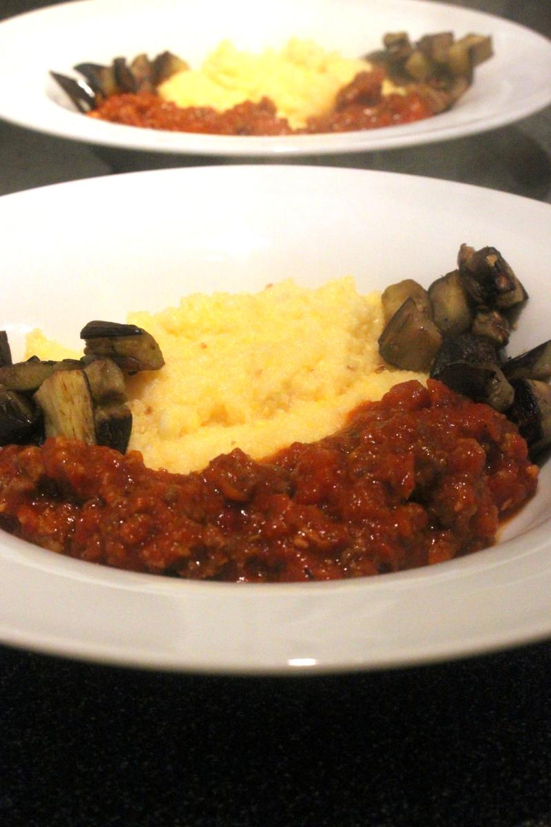 Rezeptbild: Cremige Polenta mit Wurst-Bolognese und Auberginen Wuerfeln