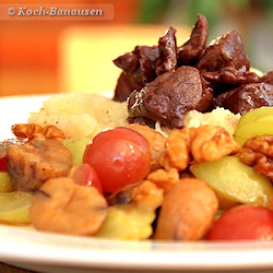 Rezeptbild: Hirschpfeffer mit Trauben und Nüssen an Selleriepüree