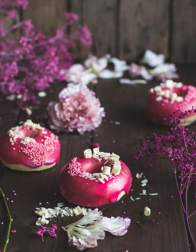 Rezeptbild: Vanille Brioche Donuts mit Granatapfelguss