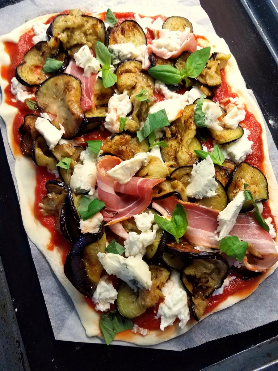 Rezeptbild: Pizza mit Aubergine und Speck