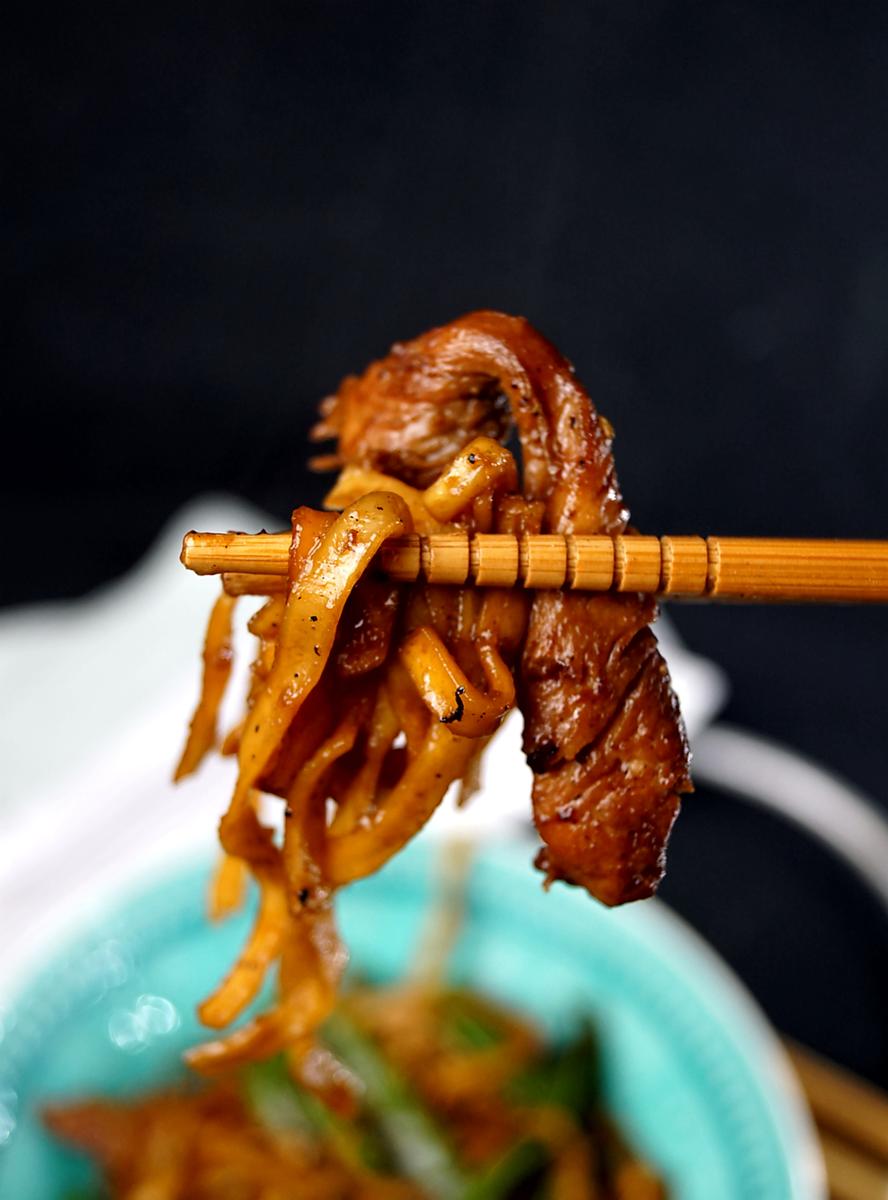 Rezeptbild: New Year Chow Mein - gebratene Nudeln mit Zuckerschoten und Huhn