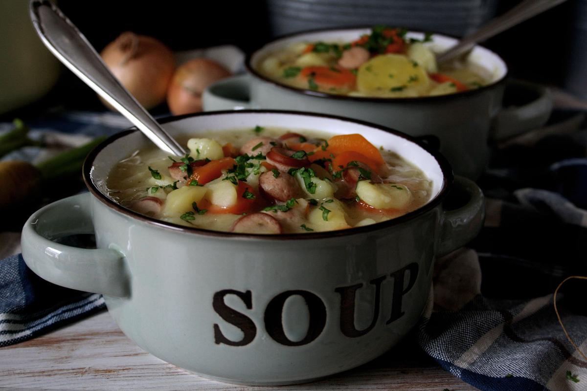 Rezeptbild: Cremige Kartoffelsuppe mit Würstchen