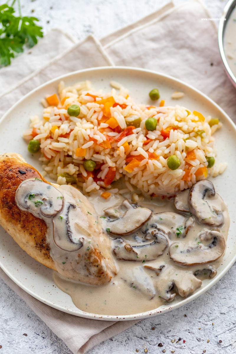 Rezeptbild: Gemüsereis mit Hähnchenbrust und Champignon-Rahmsoße