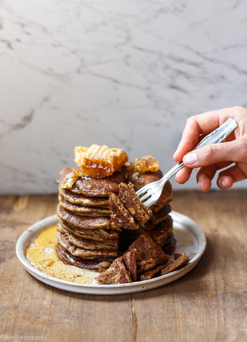 Rezeptbild: Glutenfreie Zimt-Pancakes mit Buttermilch und Hafermehl