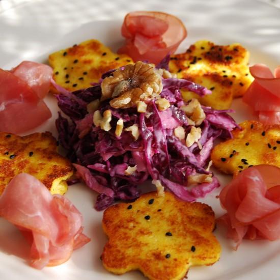 Rezeptbild: Polenta-Blümchen mit Lachsschinken, dazu Rotkohlsalat mit Wasabi-Dressing