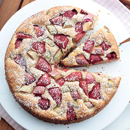 Rezeptbild: Erdbeer-Rhabarber-Joghurtkuchen