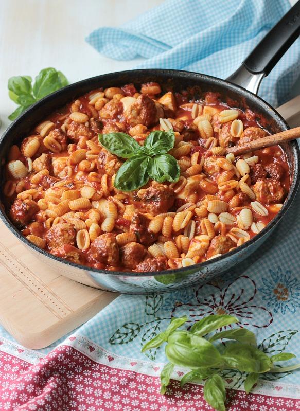 Rezeptbild: Pasta mit Bratwurstbällchen und Tomaten-Mozzarella-Basilikum Sauce