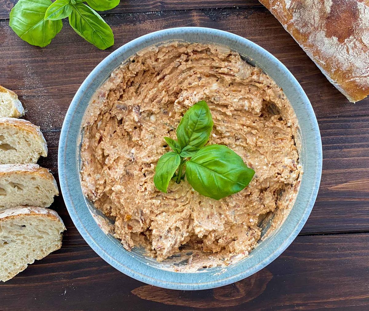 Rezeptbild: Feta Dip mit getrockneten Tomaten