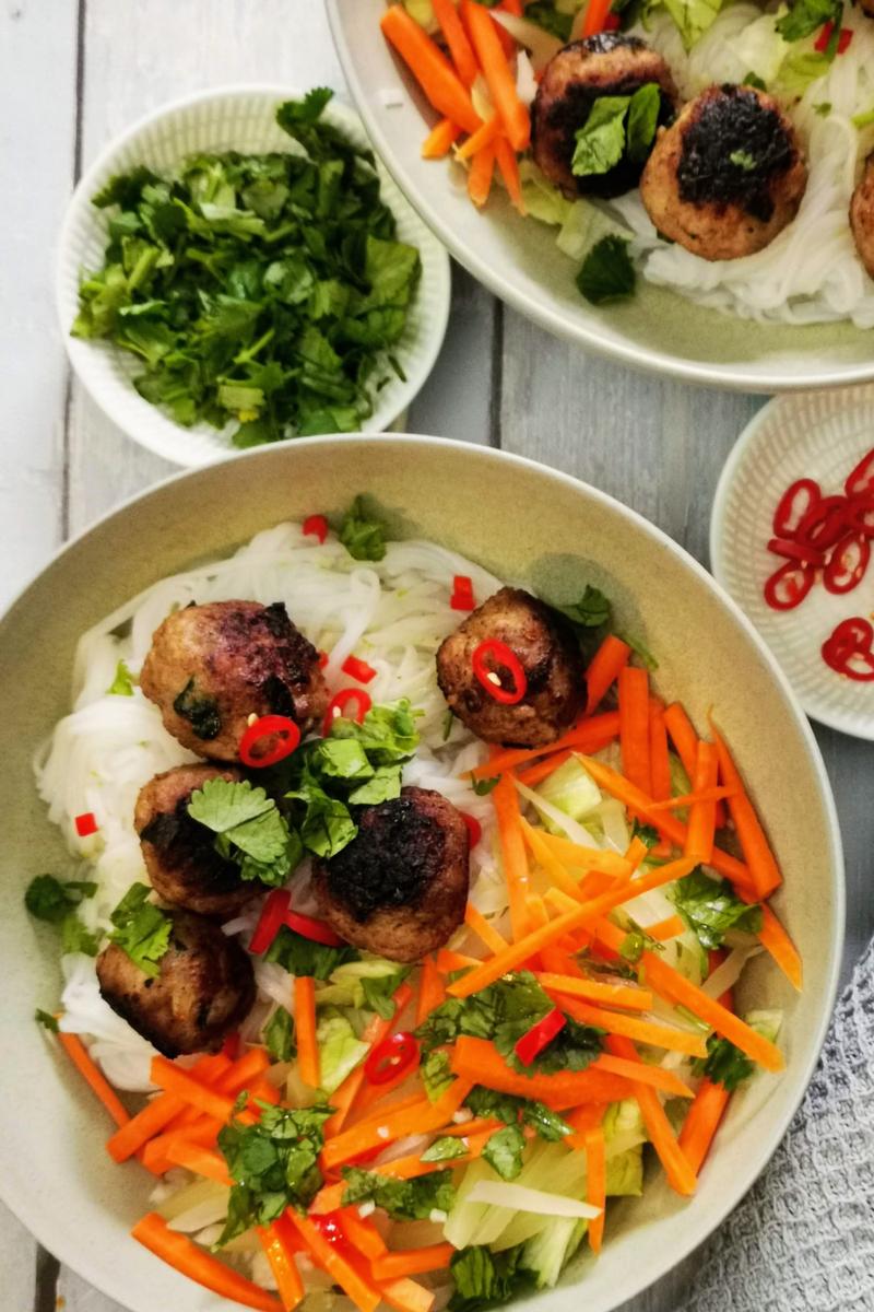 Rezeptbild: Bun Cha – vietnamesische Hackbällchen mit Reisnudeln und Nuoc Cham Sauce