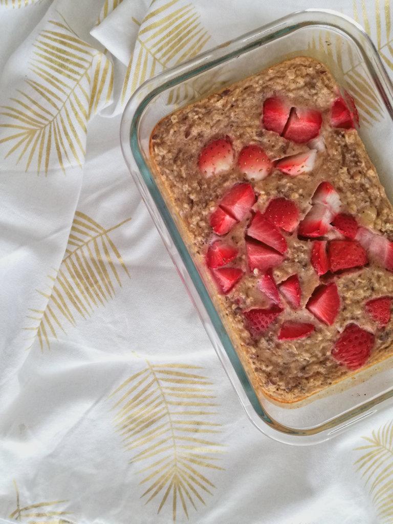 Rezeptbild: Baked Oatmeal mit Erdbeeren