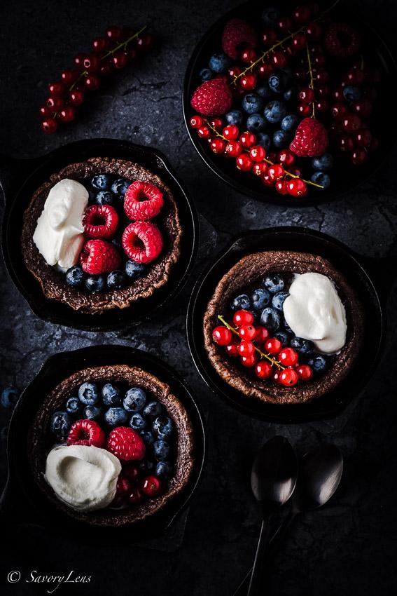 Rezeptbild: Chocolate Dutch Baby mit Sommerbeeren