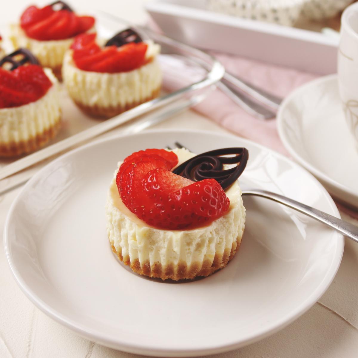 Rezeptbild: Mini-Cheesecakes im Sommerlook mit frischen Erdbeeren