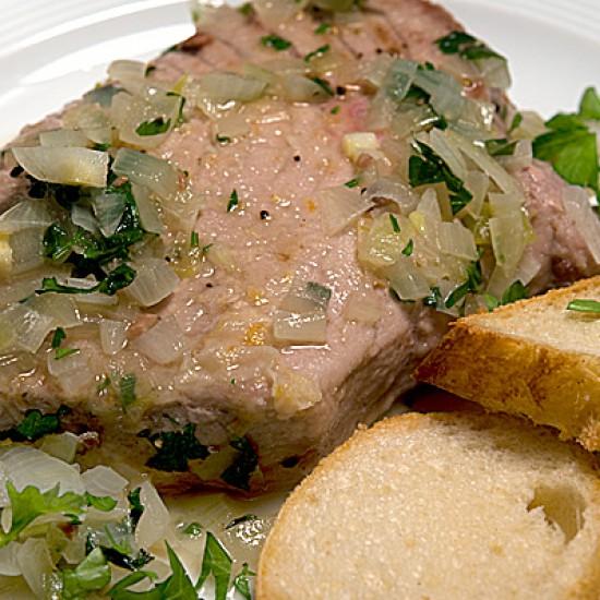 Rezeptbild: Tunfischsteaks mit Weißwein-Anchovis-Sauce
