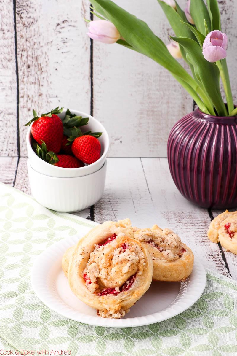 Rezeptbild: Erdbeer-Rhabarberschnecken mit Streusel