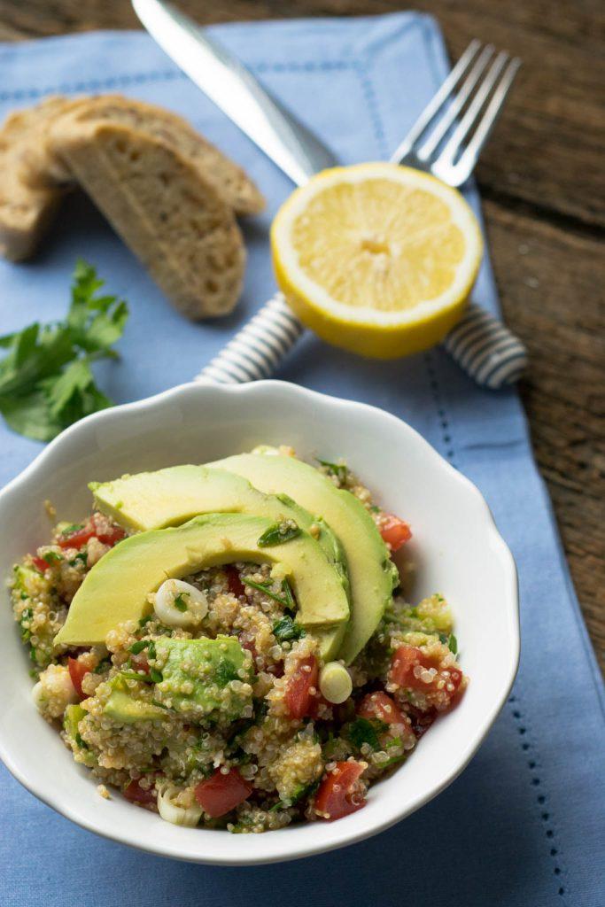 Rezeptbild: Quinoa Avocado Salat mit Tomaten und Zitronendressing