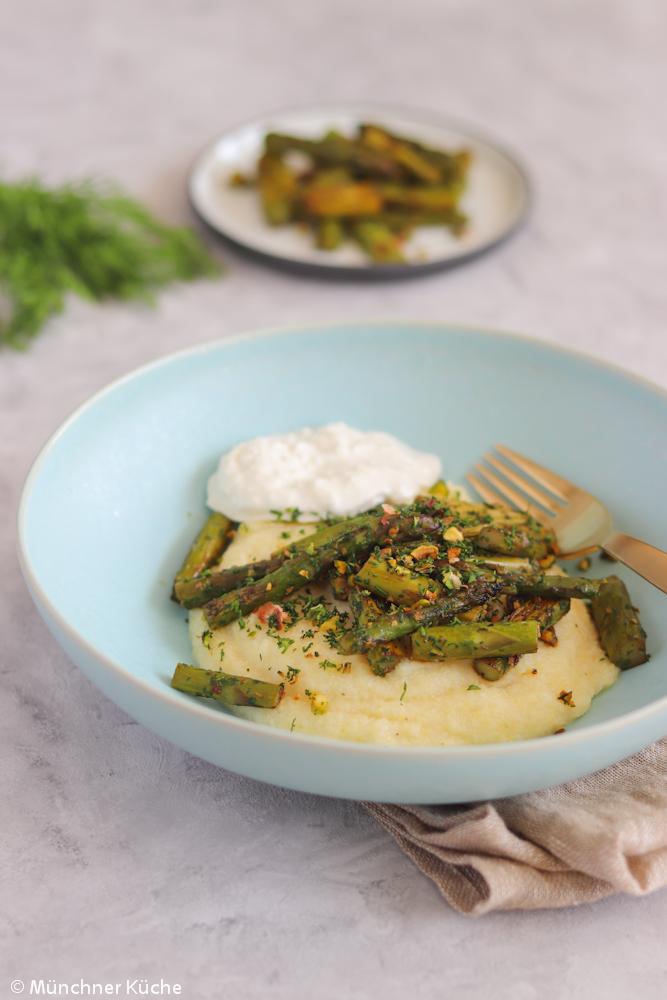 Rezeptbild: Gebratener grüner Spargel mit Polenta und Burrata