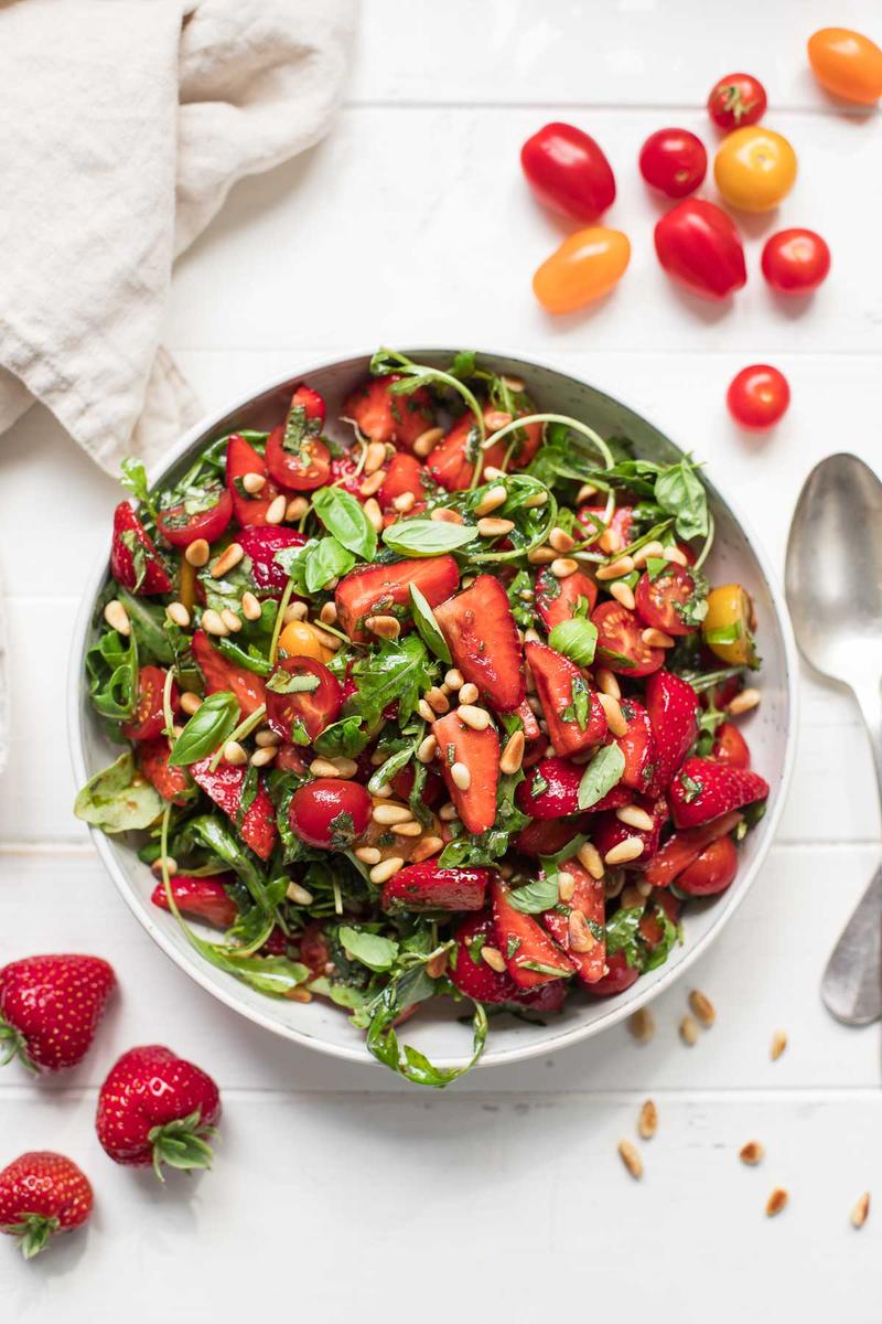 Rezeptbild: Salat mit Erdbeeren, Tomaten, Minze und Basilikum
