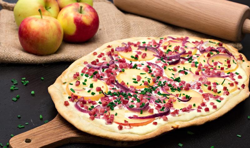 Rezeptbild: Apfel-Speck-Flammkuchen