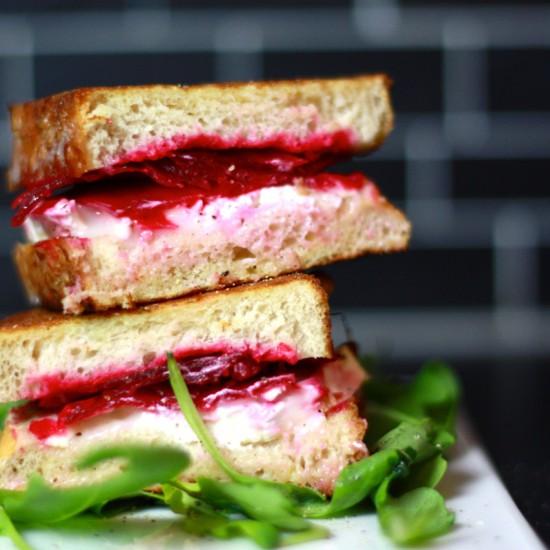 Rezeptbild: Warmes Sandwich mit roter Bete und Ziegenkäse