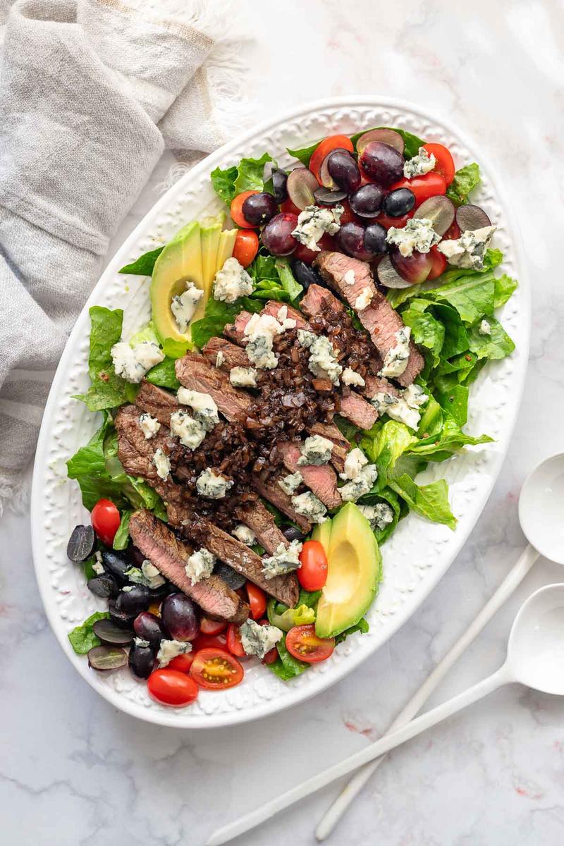 Rezeptbild: Gegrilltes Steak mit Salat und Balsamico-Glasur