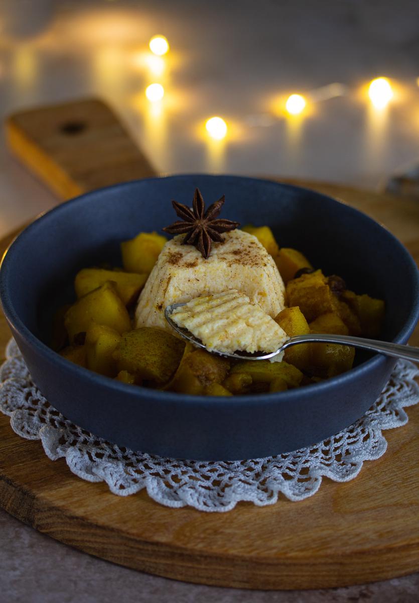 Rezeptbild: Cremige Polenta mit Marzipan & Apfelkompott