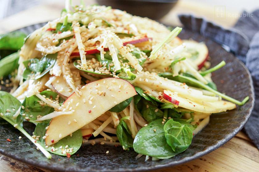Rezeptbild: Asiatischer Kohlrabi-Apfel-Salat mit Miso-Dressing