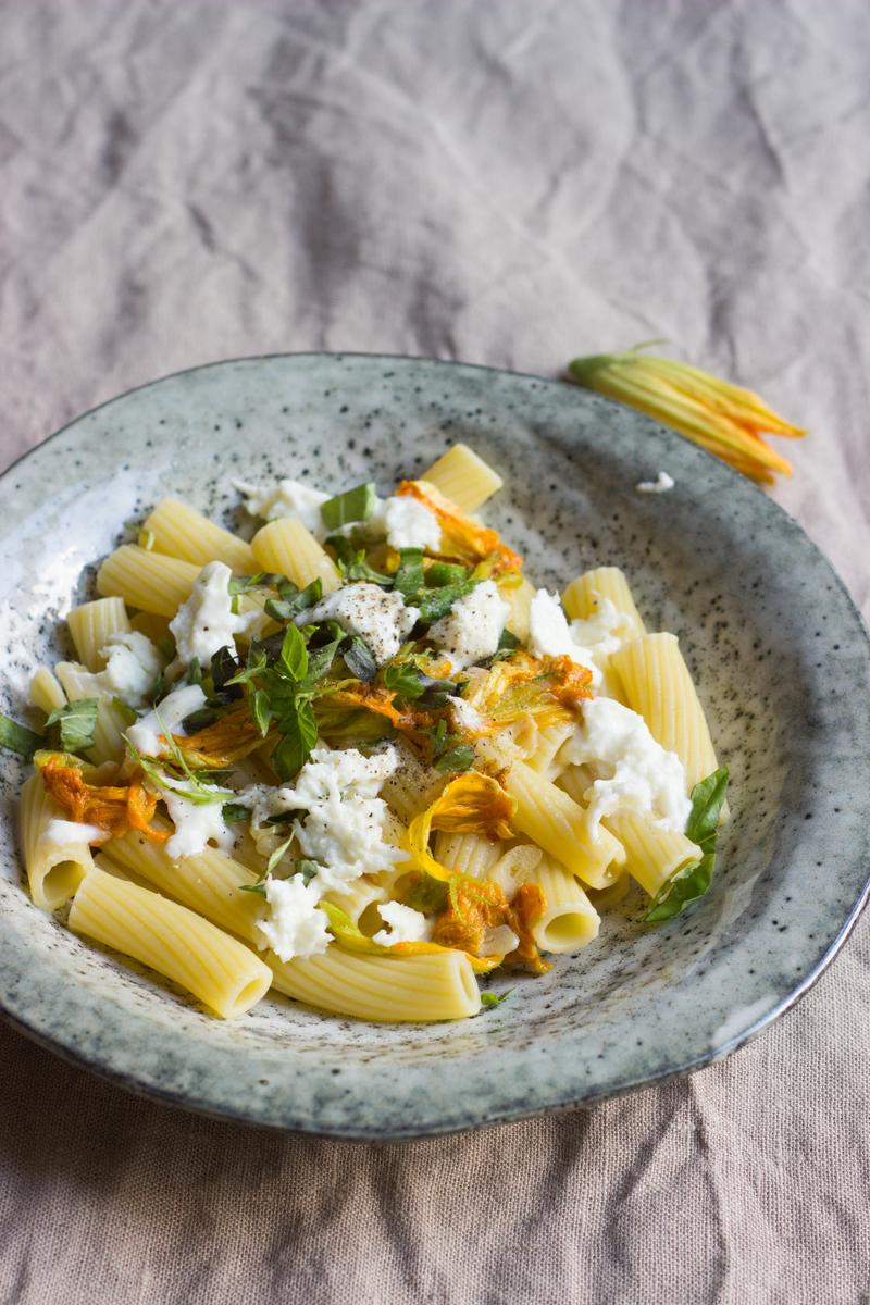 Rezeptbild: Rigatoni mit Kürbisblüten und Büffelmozzarella