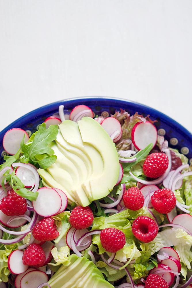 Rezeptbild: Grüner Salat mit Avocado und Himbeerdressing