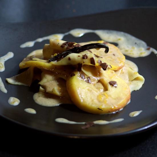 Rezeptbild: Vanille-Nudeln mit karamellisierten Amaretto-Äpfeln