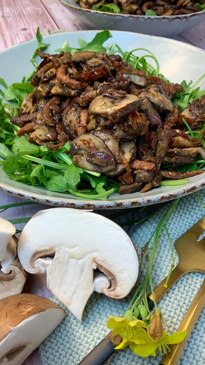 Rezeptbild: Rucola Salat mit gebratenen Champignons