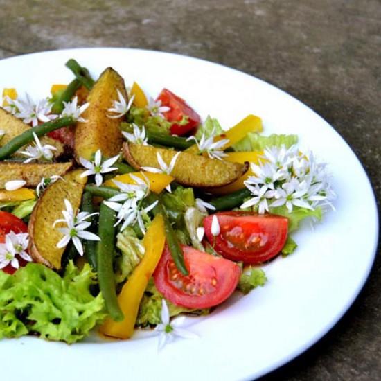Rezeptbild: Bärlauchblüten Salat mit Kartoffelspalten