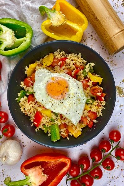 Rezeptbild: Gemüsepfanne mit Reis und Ei.