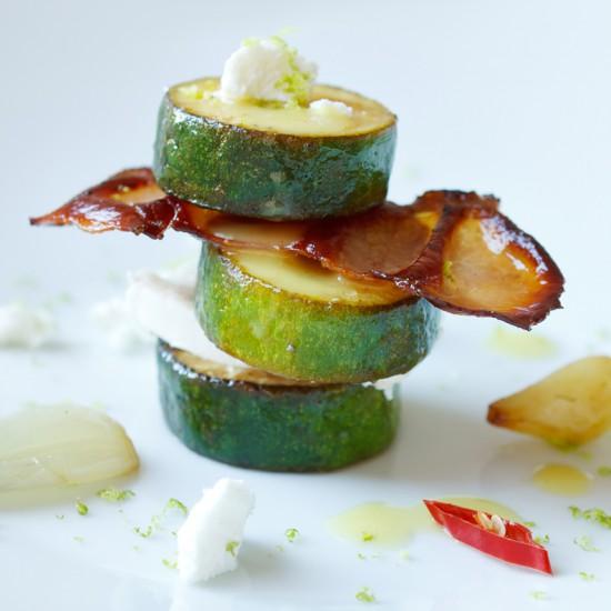 Rezeptbild: Mariniertes Zucchini-Türmchen mit Ziegenkäse und Bacon